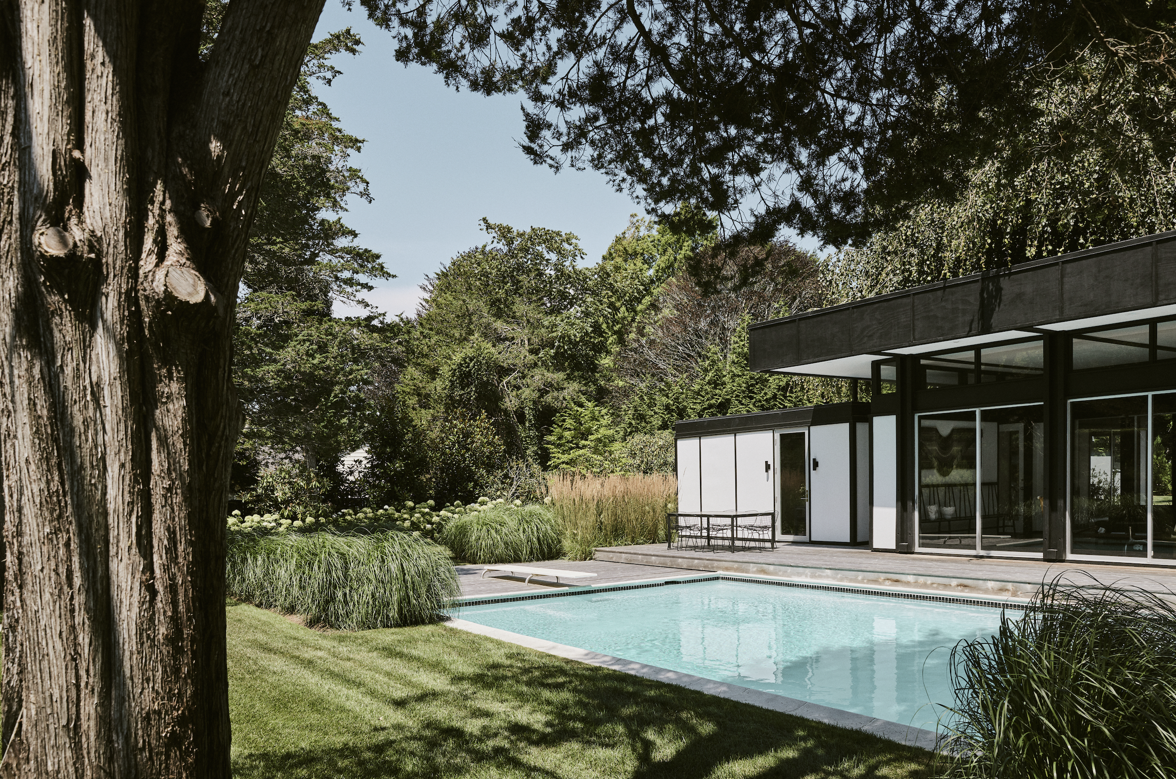 Exterior image of the backyard at Onna House in Easthampton, New York.